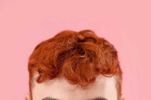 Jeune Homme Aux Cheveux Roux Sur Fond Rose Gros Plan — Photo