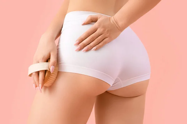 Jovem Mulher Massageando Sua Perna Com Escova Celulite Fundo Rosa — Fotografia de Stock