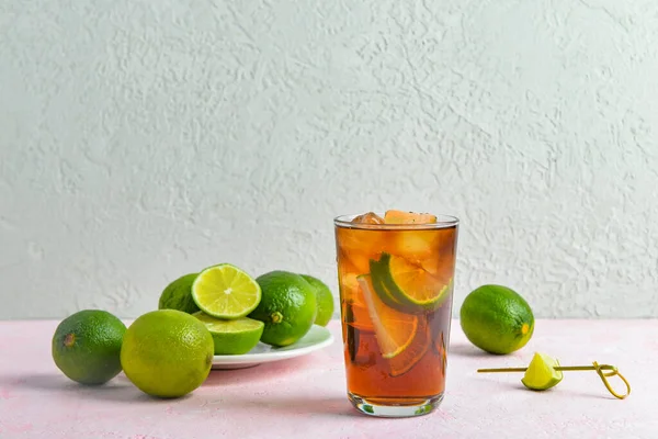 Masada Bir Bardak Soğuk Küba Kokteyli — Stok fotoğraf