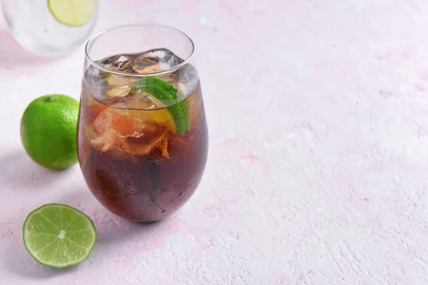 Glas Kallt Kuba Libre Cocktail Rosa Bakgrund — Stockfoto