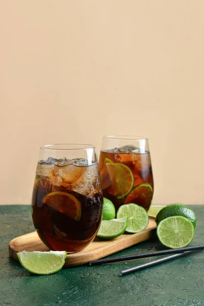 Glazen Koude Cuba Libre Cocktail Tafel — Stockfoto