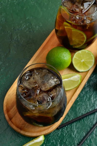 Glasögon Kallt Kuba Libre Cocktail Grön Bakgrund — Stockfoto