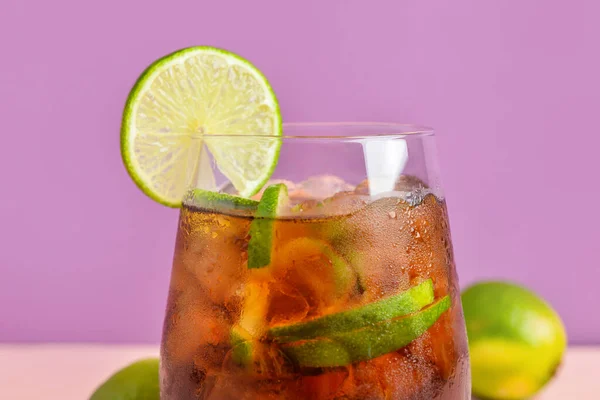 Glas Kalter Cuba Libre Cocktail Auf Farbigem Hintergrund — Stockfoto