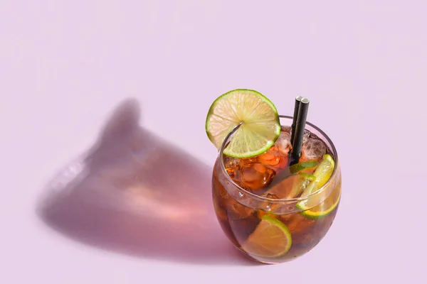 Glas Kallt Kuba Libre Cocktail Syren Bakgrund — Stockfoto