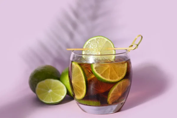 Glas Koude Cuba Libre Cocktail Lila Achtergrond — Stockfoto