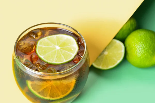 Glas Kallt Kuba Libre Cocktail Färg Bakgrund — Stockfoto