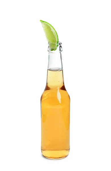 Butelka Zimnego Piwa Limonką Białym Tle — Zdjęcie stockowe