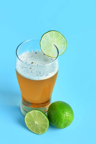 Szklanka Zimnego Piwa Limonką Niebieskim Tle — Zdjęcie stockowe