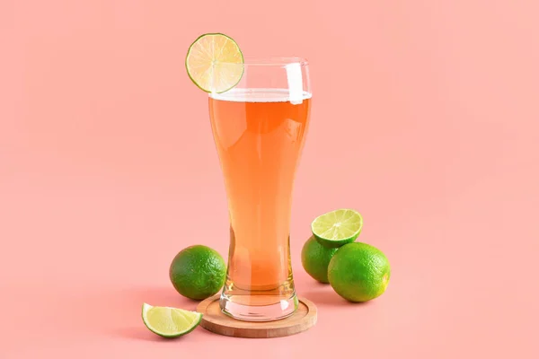 ピンクを基調としたライム入り冷たいビールのグラス — ストック写真