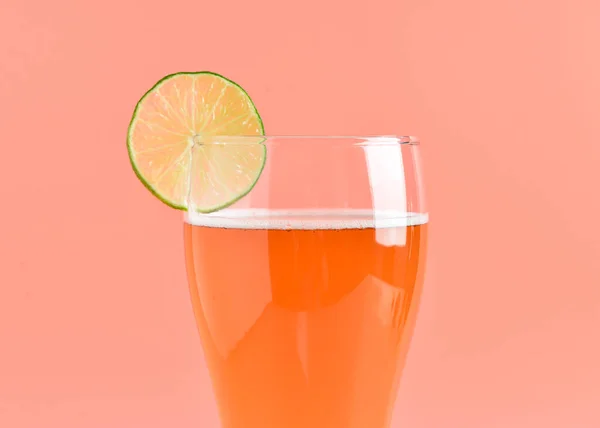 Glass Cold Beer Lime Pink Background — Stock Photo, Image