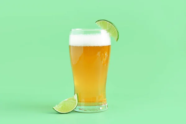Стакан Холодного Пива Лаймом Зеленом Фоне — стоковое фото