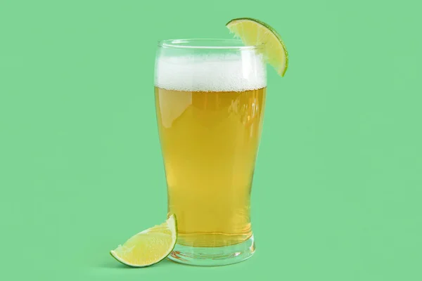 Szklanka Zimnego Piwa Limonką Zielonym Tle — Zdjęcie stockowe