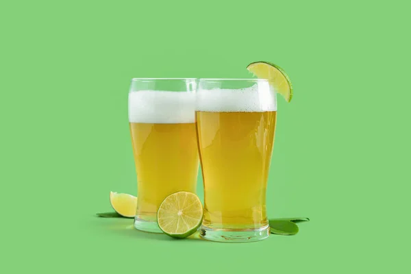 Szklanki Zimnego Piwa Limonką Zielonym Tle — Zdjęcie stockowe