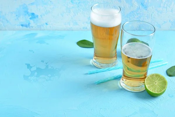 Bicchieri Birra Fredda Con Calce Sfondo Blu — Foto Stock