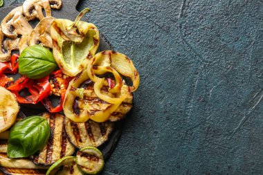 Mavi arka planda lezzetli ızgara sebzeli pano