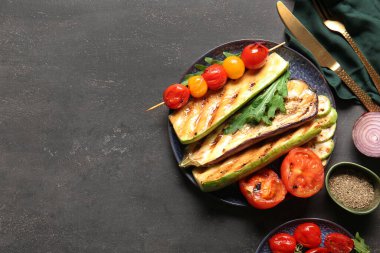 Koyu arka planda lezzetli ızgara sebzeli tabak.