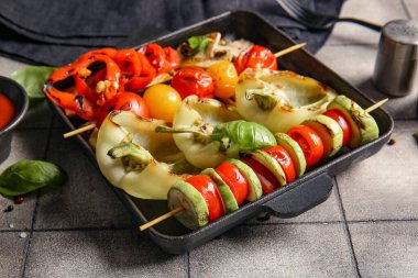 Gri fayanslı ızgara sebzeli fırın tabağı.