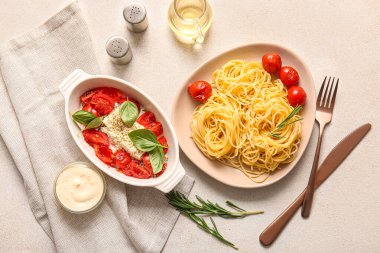 Lezzetli domatesli fırın tabağı, beyaz arka planda beyaz peynir ve makarna.