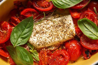 Lezzetli domatesler ve fırında peynir, yakın plan.