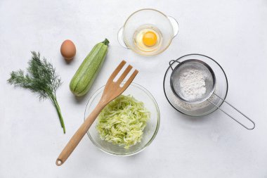 Hafif arka planda kabak böreği hazırlamak için malzemelerle dolu kaseler