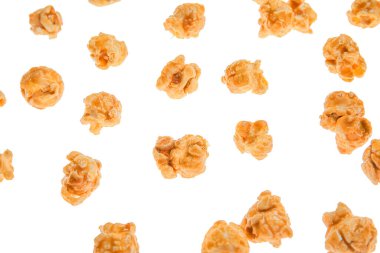 Uçan lezzetli karamelli patlamış mısır beyaz arka planda