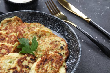 Arkaplanda lezzetli kabaklı börek tabağı.