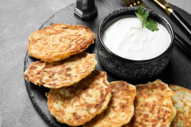 Gri arka planda ekşi kremalı lezzetli kabaklı börek.