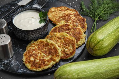 Lezzetli kabaklı börek ve arkaplanda ekşi krema.