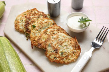 Pembe fayanslı ekşi kremalı lezzetli kabaklı börek.