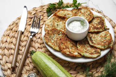 Bir tabak lezzetli kabaklı börek ve ekşi krema.
