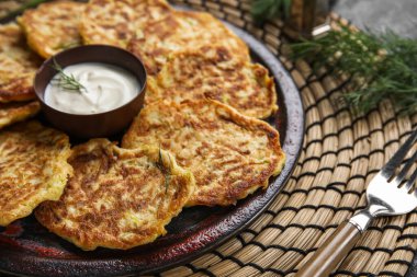 Bir tabak lezzetli kabaklı börek ve ekşi krema.