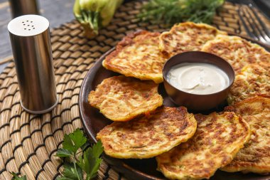 Bir tabak lezzetli kabaklı börek ve ekşi krema.