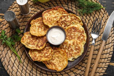 Bir tabak lezzetli kabaklı börek ve ekşi krema.