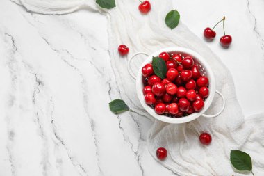 Beyaz arka planda tatlı kirazlı Colander