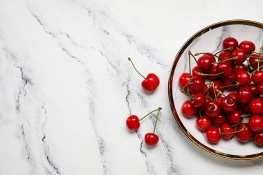 Beyaz arka planda tatlı kirazlı tabak