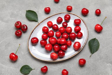 Gri arka planda tatlı vişneli tabak