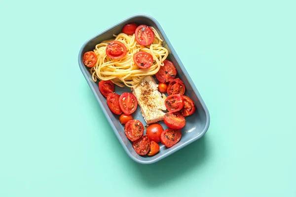 Bakgerecht Van Smakelijke Pasta Met Tomaten Feta Kaas Turquoise Achtergrond — Stockfoto