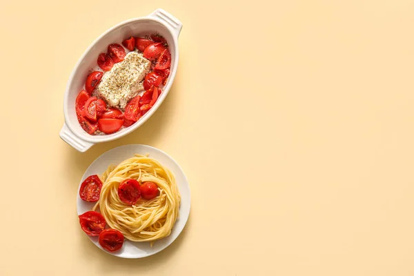 Πιάτο Ψησίματος Ντομάτες Φέτα Και Ζυμαρικά Κίτρινο Φόντο — Φωτογραφία Αρχείου