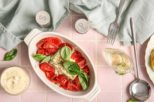 Bakken Schotel Met Lekkere Tomaten Feta Kaas Roze Tegel Achtergrond — Stockfoto