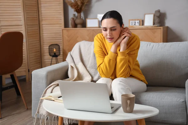 Young Woman Video Chatting Sofa Home — Stock Photo, Image