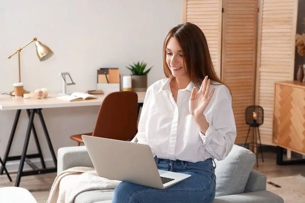 Young Woman Laptop Video Chatting Sofa Home — Stock Photo, Image