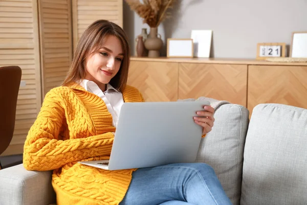 Young Woman Laptop Video Chatting Sofa Home — Stock Photo, Image