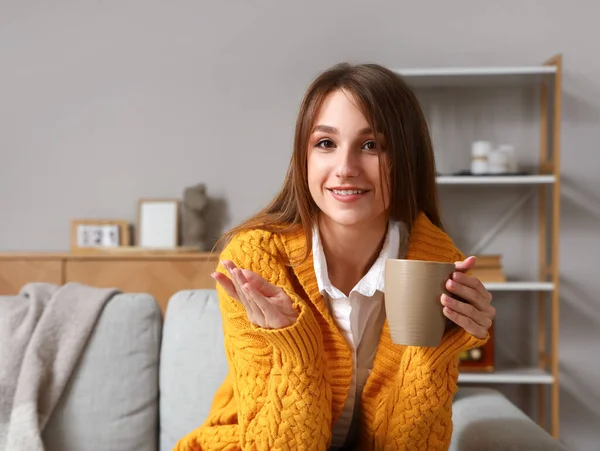 Mujer Joven Con Taza Video Chat Sofá Casa — Foto de Stock