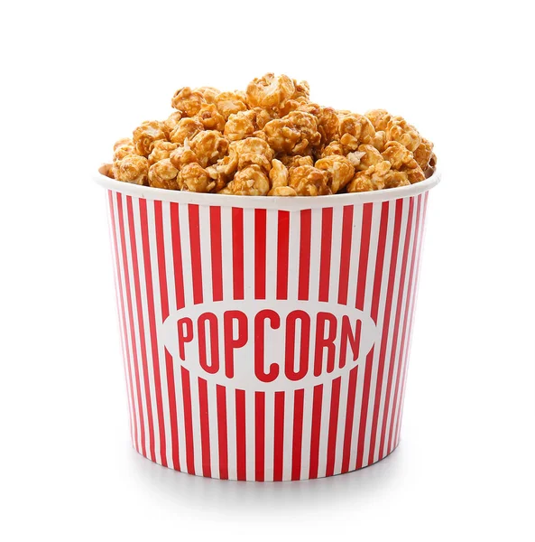 Emmer Van Smakelijke Karamel Popcorn Geïsoleerd Witte Achtergrond — Stockfoto