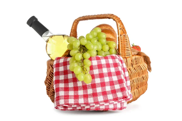 带野餐用美味食物的柳条筐和白色背景的葡萄酒 — 图库照片