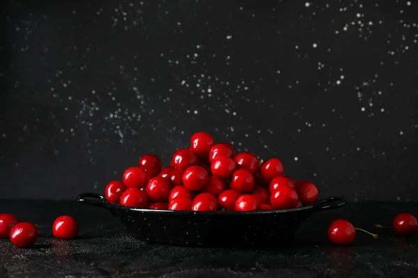 Plate Sweet Cherries Black Background — Stock Photo, Image