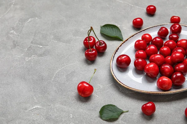 Plate Sweet Cherries Grey Background — Stock Photo, Image