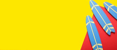 Metin için alanı olan renk arkaplan üzerindeki mavi sörf tahtaları