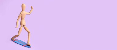 Leylak arkaplan üzerinde sörf tahtası olan ahşap bir insan heykeli. Metin için alanı var.