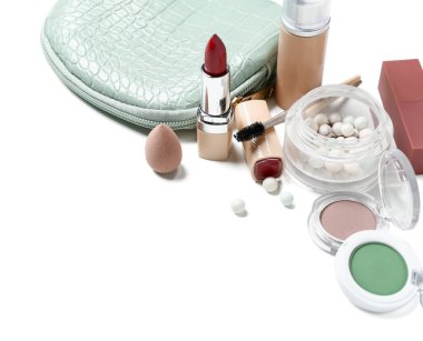 Beyaz arkaplanda izole edilmiş çantalı dekoratif kozmetik seti